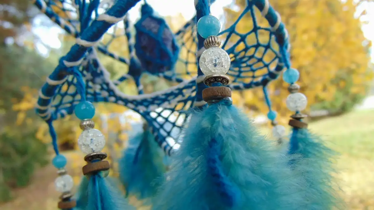 Attrape-rêves 3D bleu & blanc – Sodalite, Amazonite & Cristal de Roche