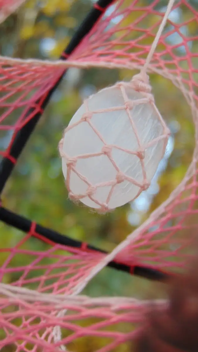 Grand Attrape-rêves 3D rose & noir - Sélénite, Pierre de lune & Quartz