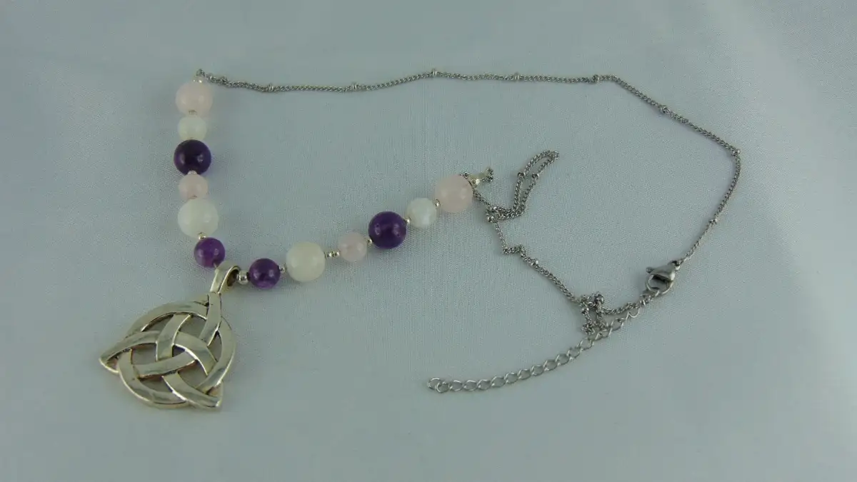 Collection de Colliers Triquetra