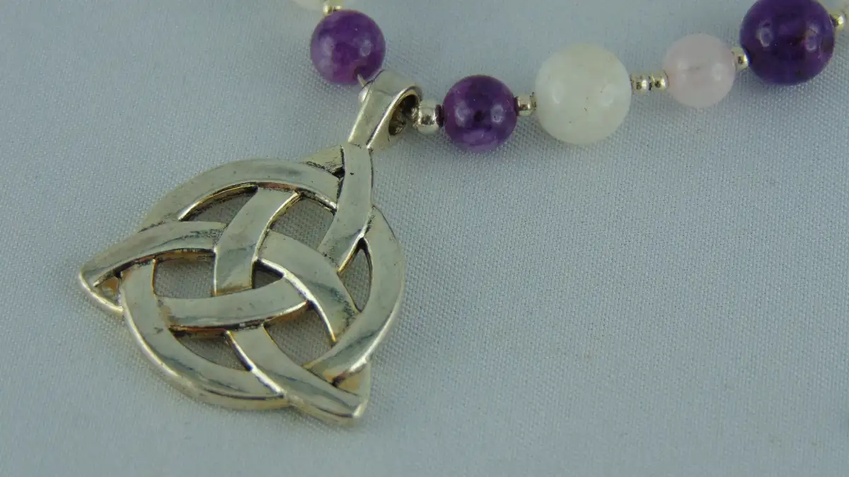 Collection de Colliers Triquetra