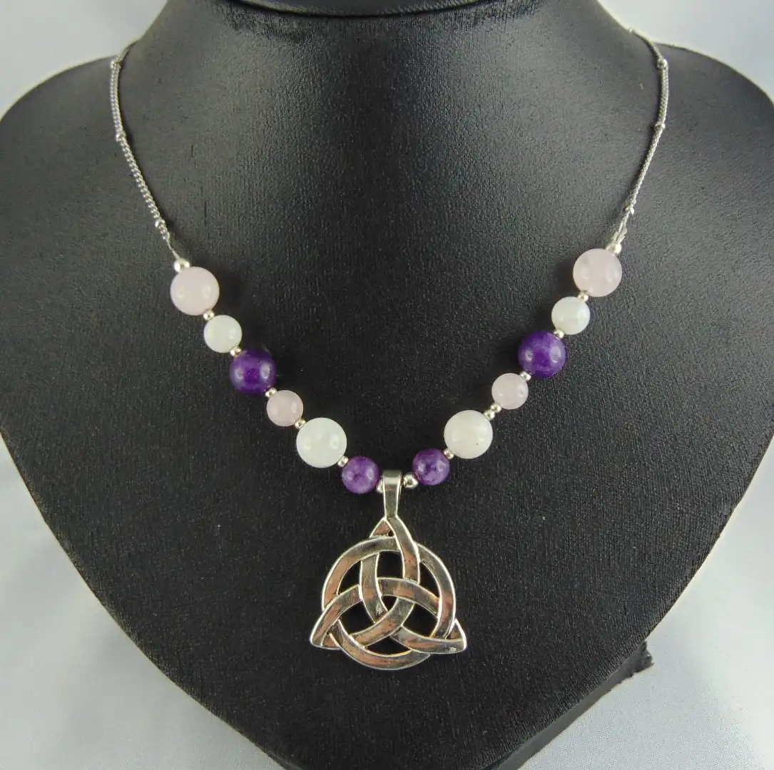 Collection de Colliers Triquetra