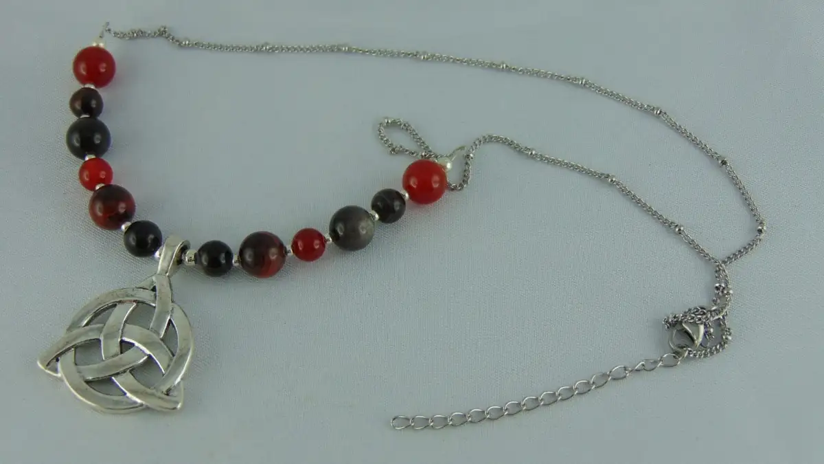 Collection de Colliers Triquetra en alliage