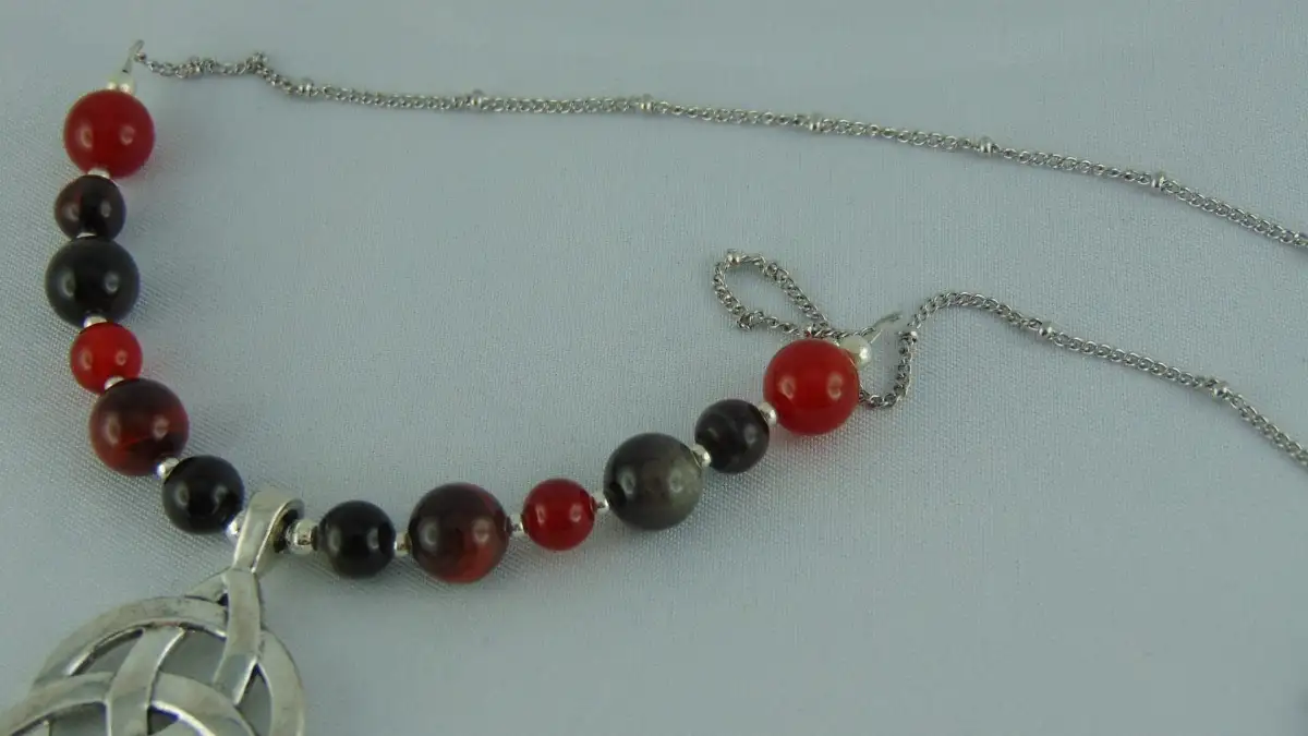 Collection de Colliers Triquetra en alliage