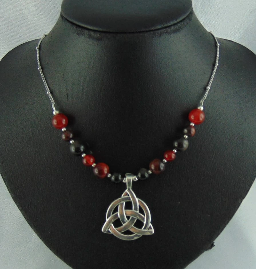 Collection de Colliers Triquetra en alliage