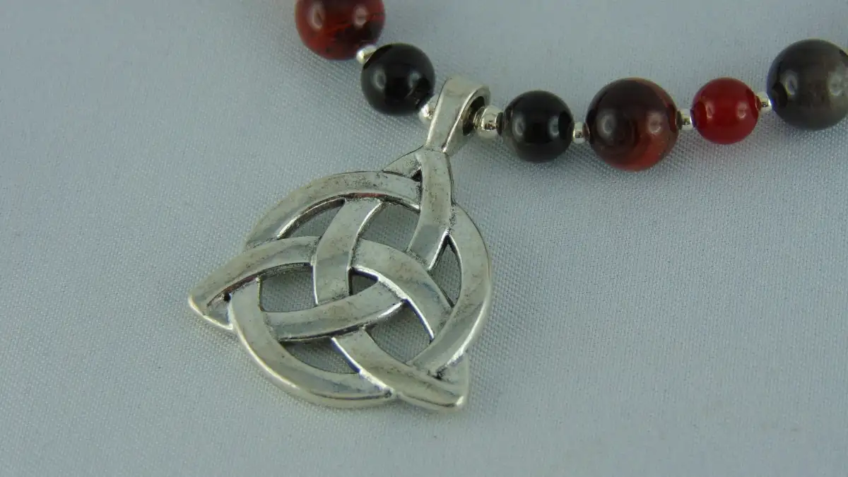 Collection de Colliers Triquetra en alliage