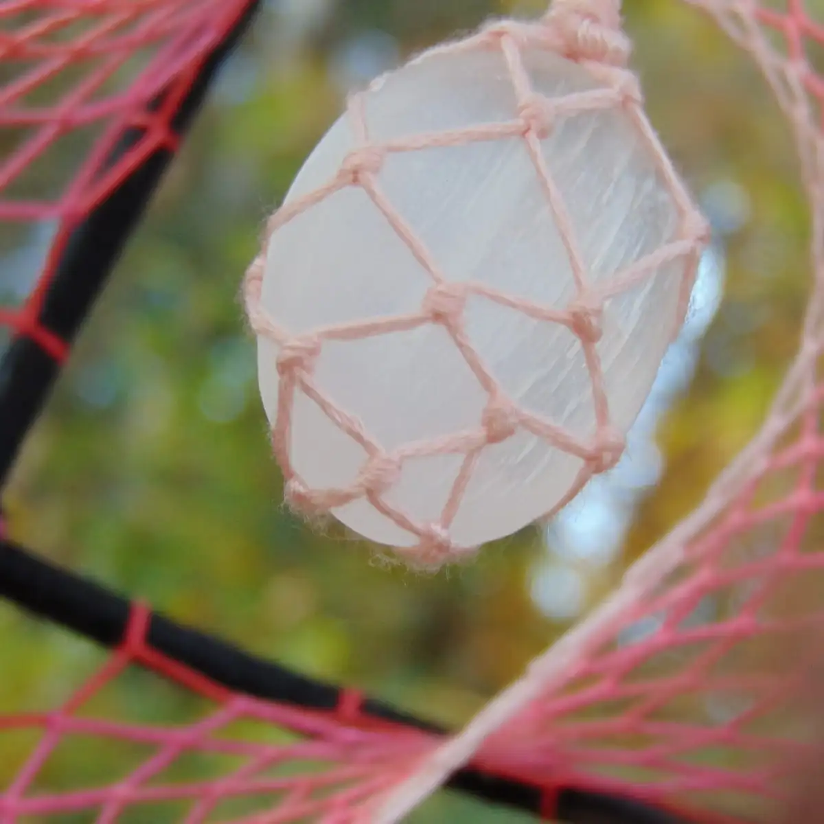 Grand Attrape-rêves 3D rose & noir - Sélénite, Pierre de lune & Quartz